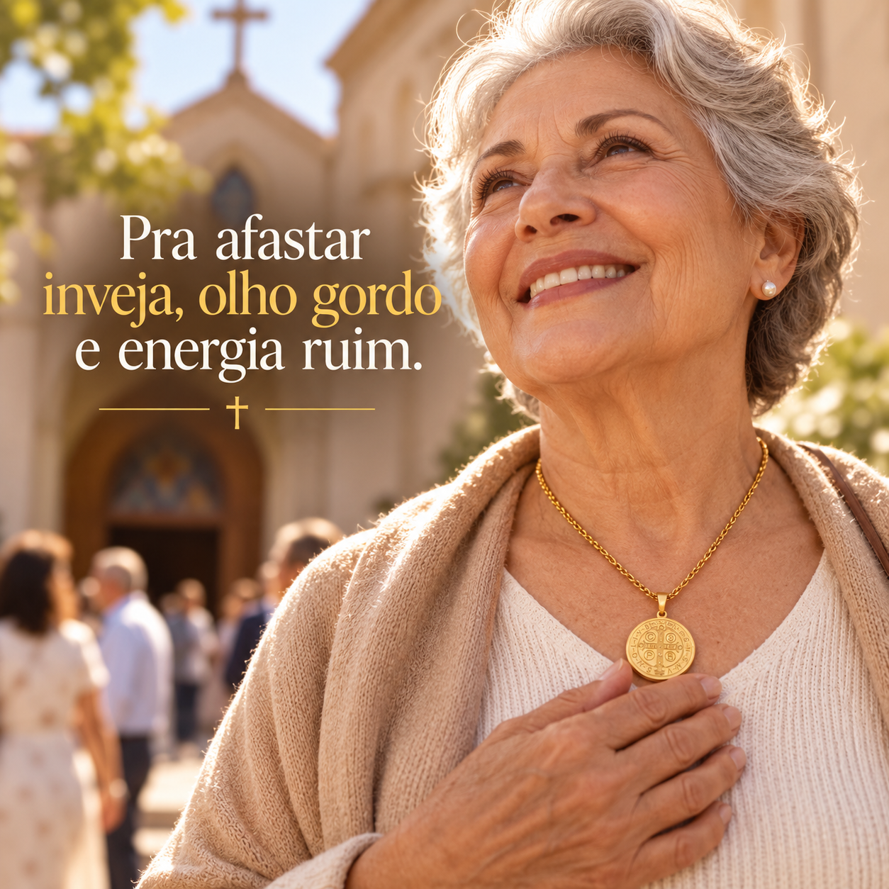Mulher usando a Medalha de São Bento diante de uma igreja